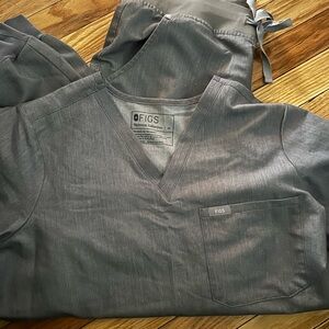 FIGS-Set, Women’s, Grey(exact-color unknown), joggers- MP, Top- M